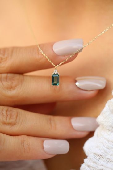 Altın Zümrüt Yeşili Baget Kolye resmi