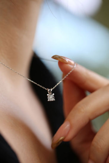 Efektli Pırlanta Tektaş Kolye resmi